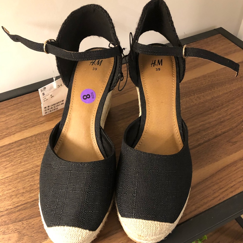 New black Espadrilles closed toes with buckle